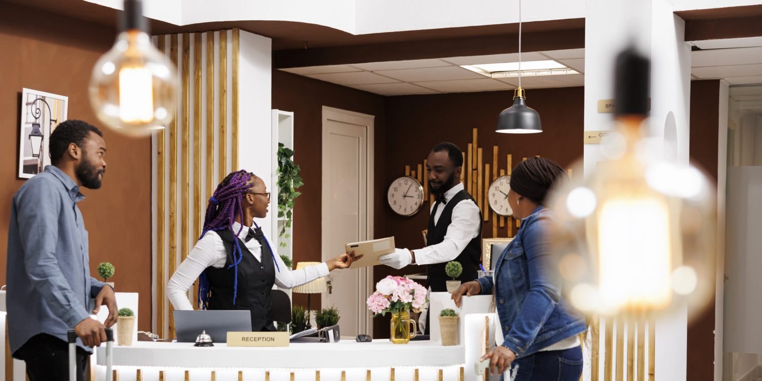 Personnel de réception accueillant des clients à l'enregistrement dans un hôtel