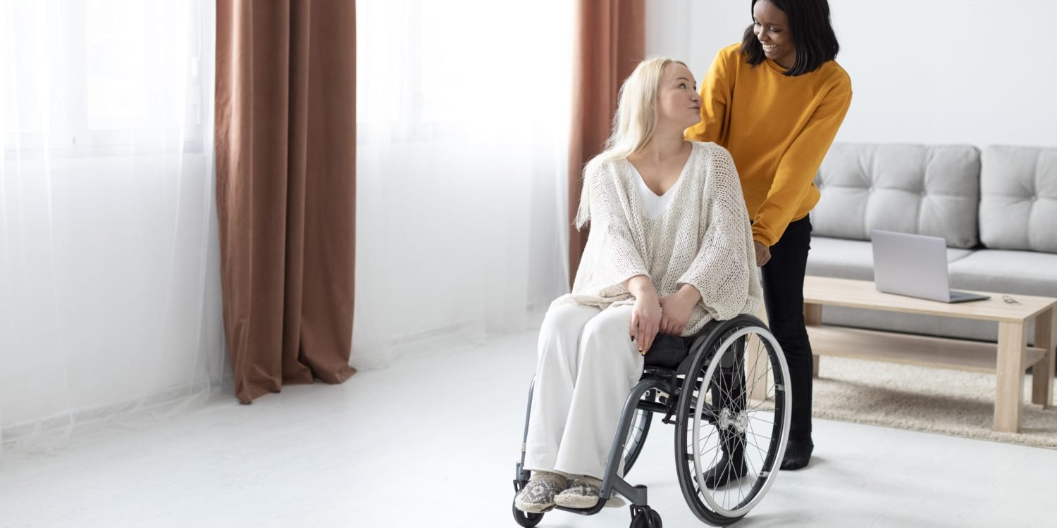 Aidante accompagnant une femme âgée en fauteuil roulant à domicile